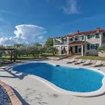 Four-bedroom With Sea View In Hébergement de vacances Krnica