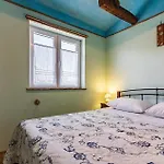 Hébergement de vacances Four-bedroom With Sea View In