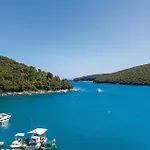 Four-bedroom With Sea View In Hébergement de vacances *