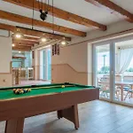 Hébergement de vacances Four-bedroom With Sea View In Krnica