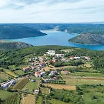 Four-bedroom With Sea View In Hébergement de vacances Krnica