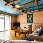 Hébergement de vacances Four-bedroom With Sea View In