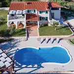 Four-bedroom With Sea View In Hébergement de vacances *