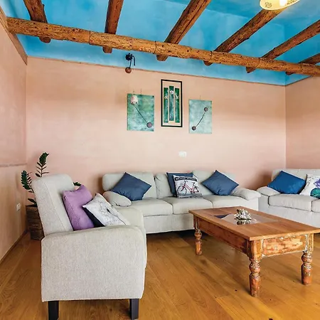 Four-bedroom With Sea View In كرينكا