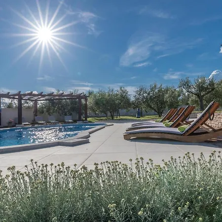 Hébergement de vacances Four-bedroom With Sea View In