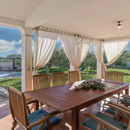 Four-bedroom With Sea View In كرينكا