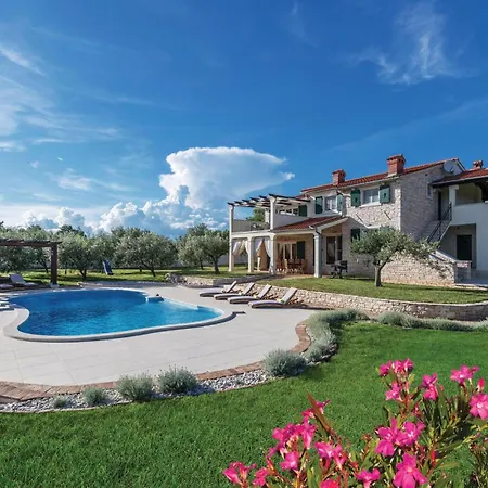 Four-bedroom With Sea View In Hébergement de vacances *