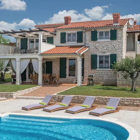 Four-bedroom With Sea View In بيت للعطل