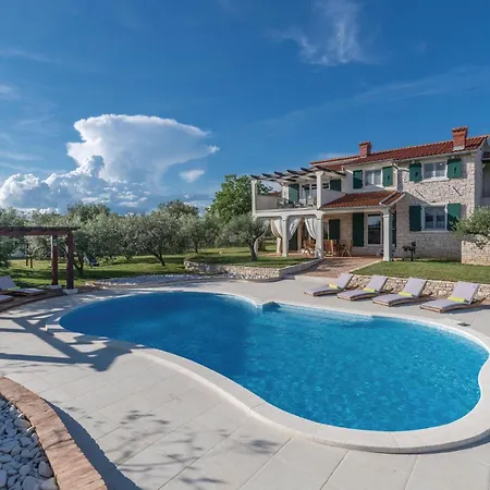 Four-bedroom With Sea View In بيت للعطل كرينكا